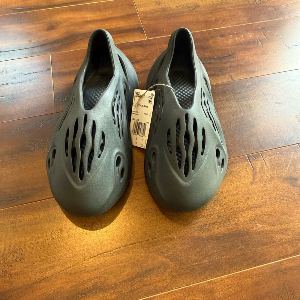 YZY foam runner